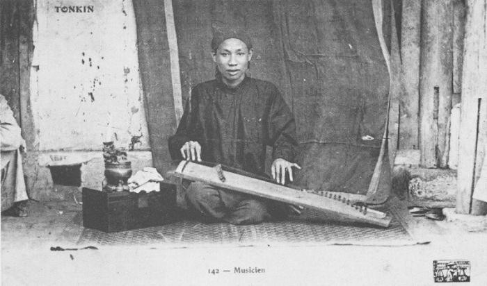 Nghệ nhân chơi đàn.